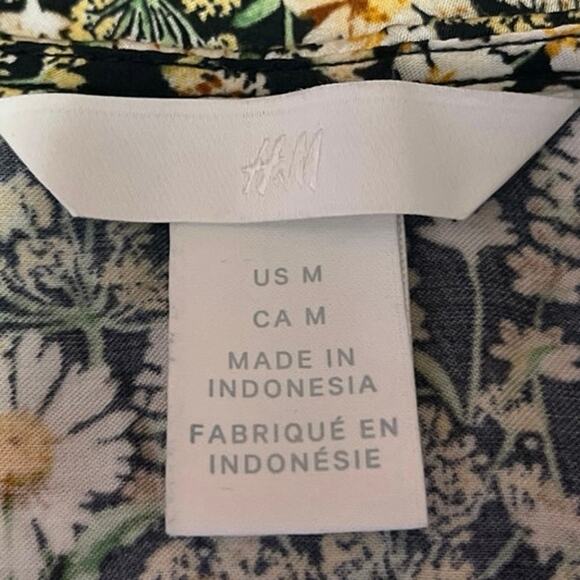 H&M Black Floral Daisy Peasant Long Sleeve V Neck Button Down Blouse Top Size M - Picture 3 of 4